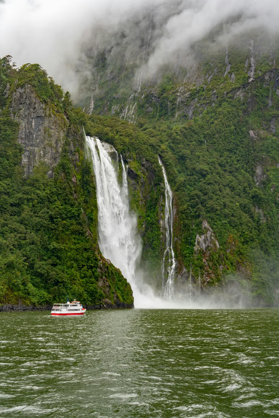 Wodospady Milford Sound w deszczu